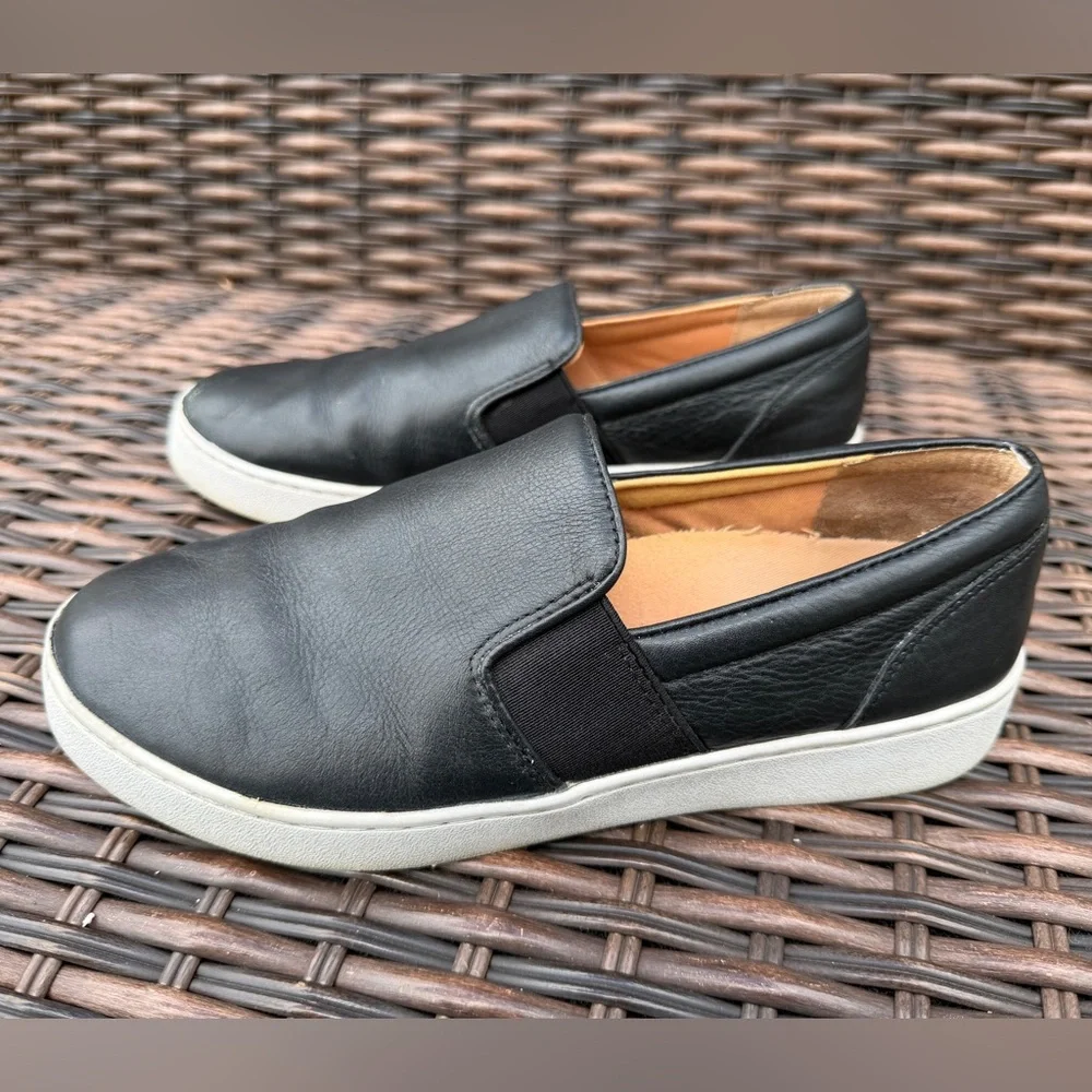 Vionic Demetra‎ Black Leather Slip On Loafer Sneakers Women's Size 7 Chic